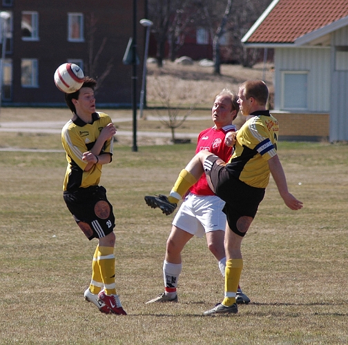 2006_0423_12.JPG - Nr.6 Johan Svensson lägger undan bollen framför framstormande spelare